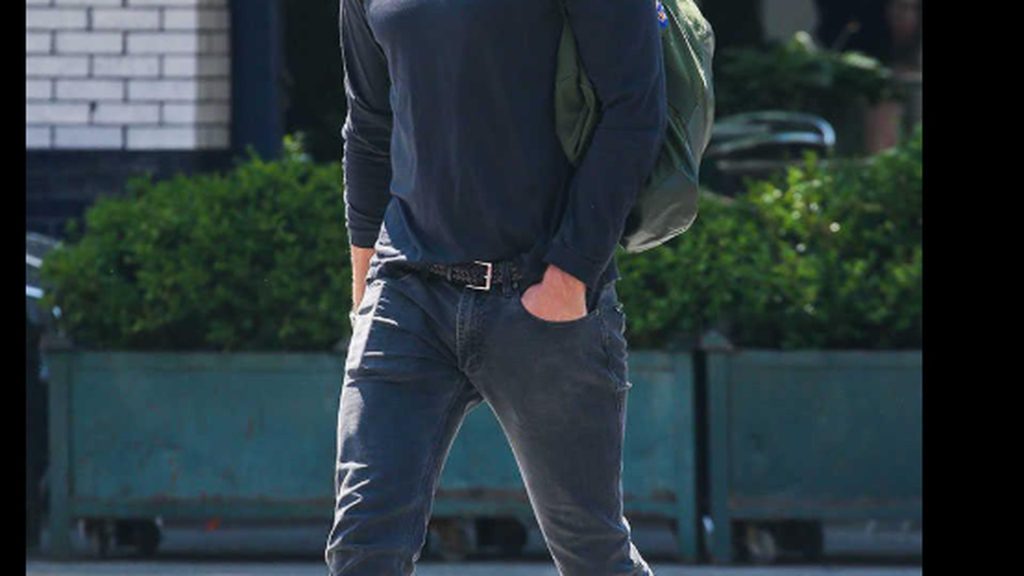 Men's street style featuring Jack & Jones Canada dark wash jeans and casual accessories for an effortless look