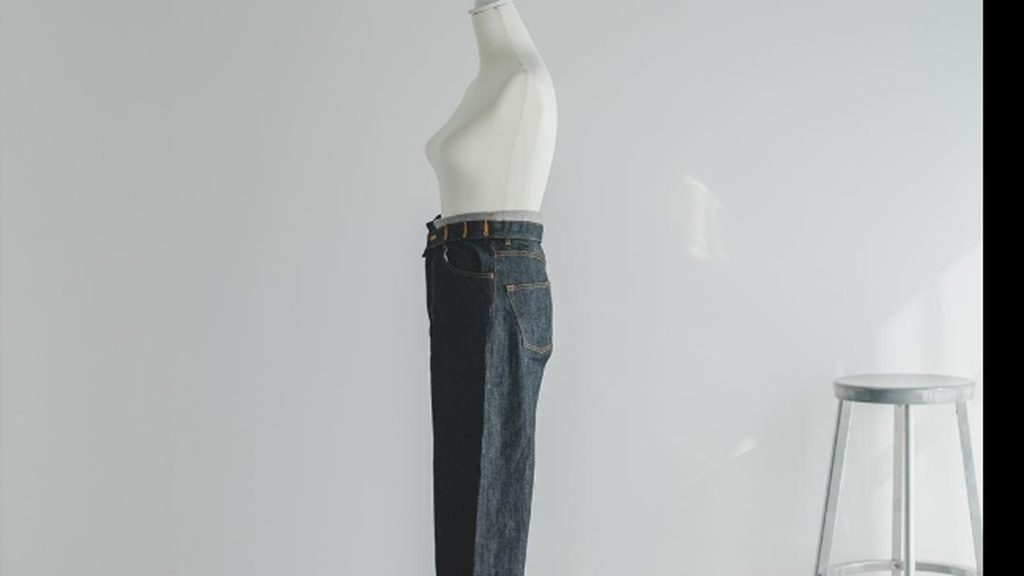 Side view of G-Star RAW 3D denim jeans on a mannequin, highlighting the ergonomic fit.